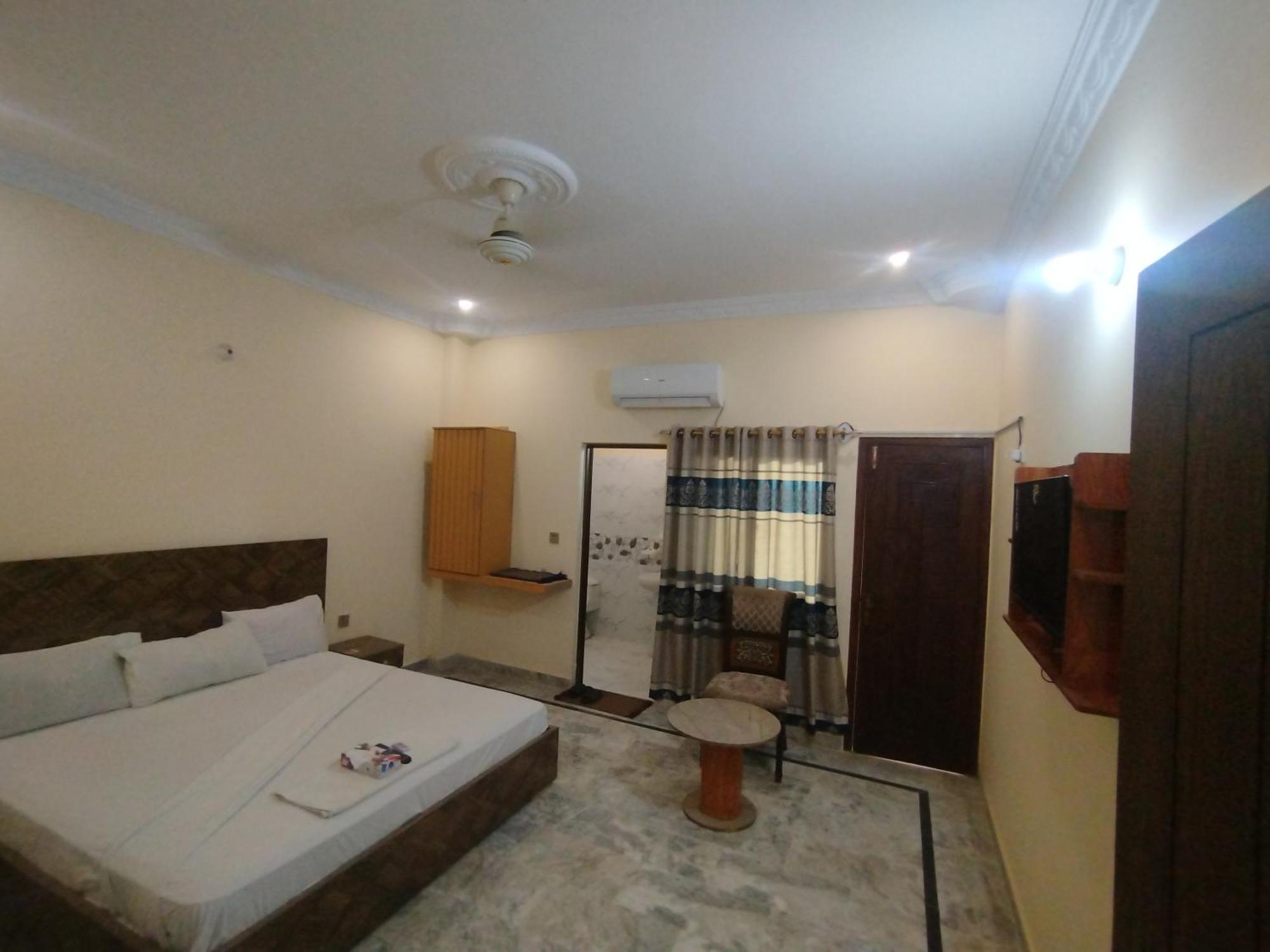 Hotel Crown Plaza, Near Karachi Airport, Darul Sehat Hospital, Dow, Agha Khan And Liaqat Hospital Exterior photo