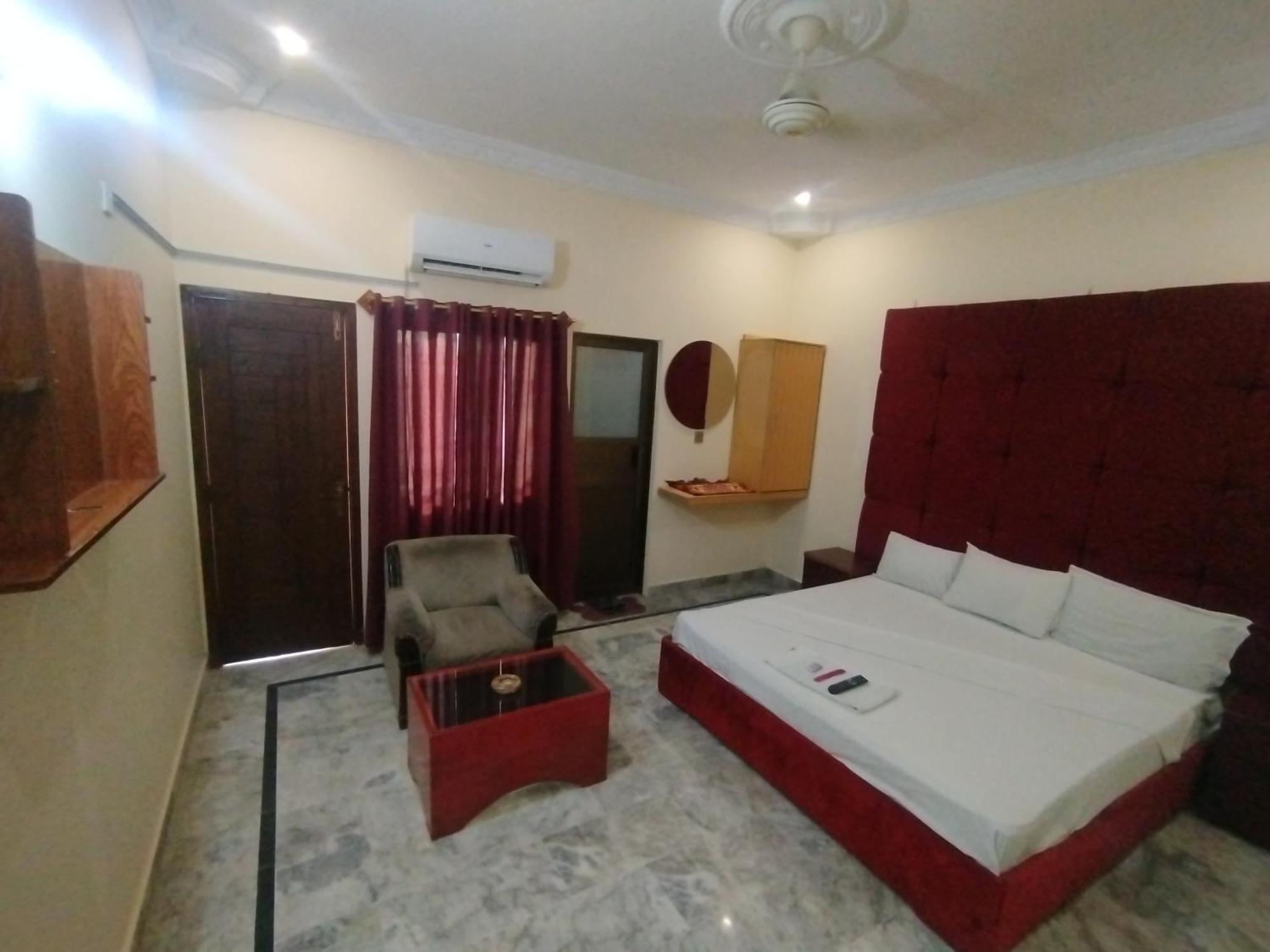 Hotel Crown Plaza, Near Karachi Airport, Darul Sehat Hospital, Dow, Agha Khan And Liaqat Hospital Exterior photo